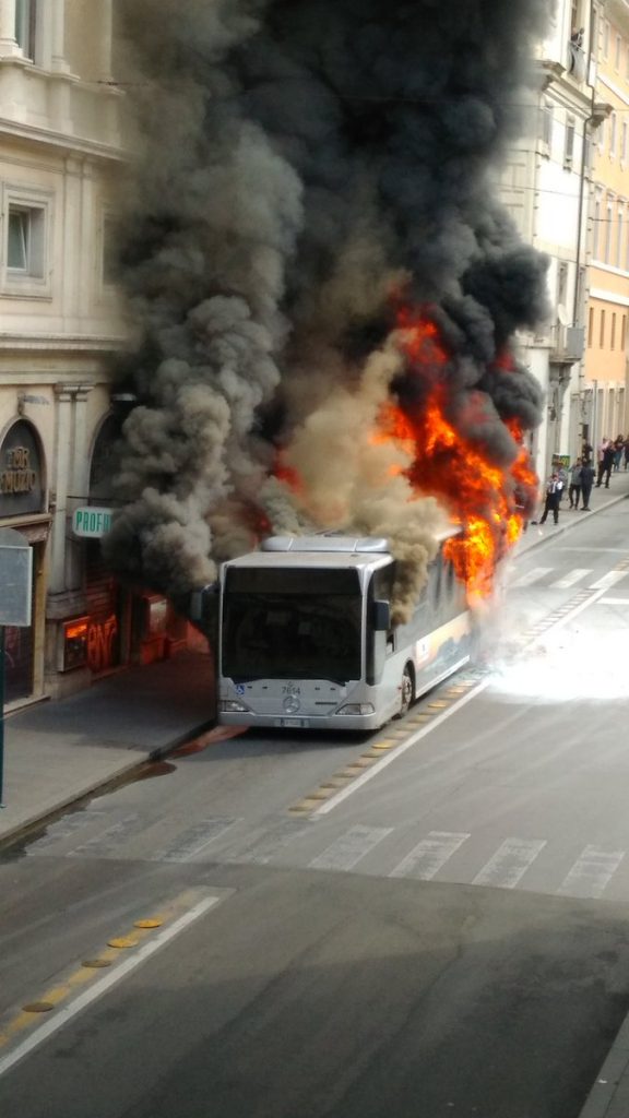 Nono autobus in fiamme a Roma