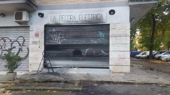 Gravissimo attacco alla libreria ‘Pecora elettrica’ di Roma, non passeranno