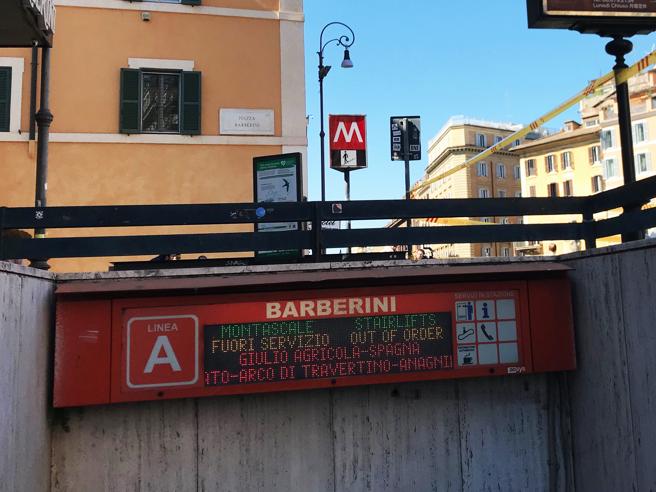Roma: Da Raggi continua presa in giro, metro a Barberini non si può prendere
